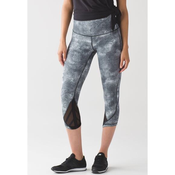 LULULEMON Essential Rhythm Crop Tight Pant Mid Rise Diffusion White Black Size 4 - Picture 2 of 13